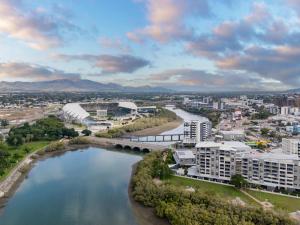 CBD Apartment River Views Pool & Parking in Townsville
