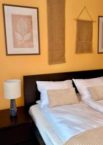 Great Forest, Free Parking - Rest & Nest Chic