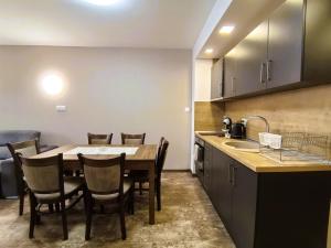 Cozy 1BR Mountain View Suite for 4 Guests