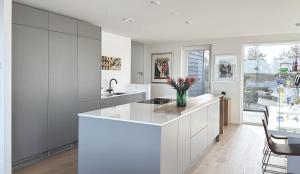 Luksustason kolmen makuuhuoneen lomahuoneisto meren äärellä