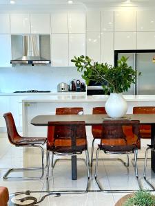 Private Rm in a Stylish Chatswood Home Near Station