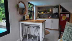 In the heart of Kommetjie, 2 minute walk to beach