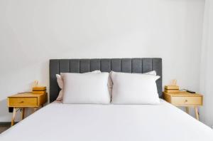 2 Apartments, 2 Parking - Sleeps 8 - Quiet Central