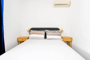 2 Apartments, 2 Parking - Sleeps 8 - Quiet Central