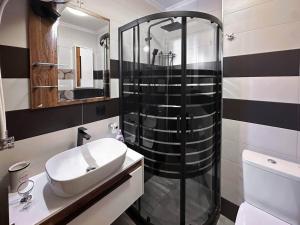 2 Apartments, 2 Parking - Sleeps 8 - Quiet Central