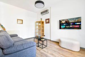 2 Apartments, 2 Parking - Sleeps 8 - Quiet Central