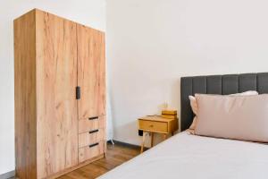 2 Apartments, 2 Parking - Sleeps 8 - Quiet Central