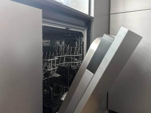 2 Apartments, 2 Parking - Sleeps 8 - Quiet Central