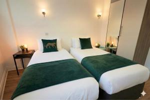 Large & Spacious 3 Bedroom 3 Bathroom Sleeps 8 Perfect for Contractors, Visitors and Families