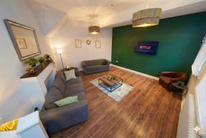 Large & Spacious 3 Bedroom 3 Bathroom Sleeps 8 Perfect for Contractors, Visitors and Families