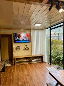 Bách Xanh House. Nhà Gác Lửng