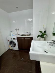 In Adelaide City 2 bedrooms & 1 bathroom apartment