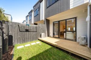 Brand New 3BR Family Townhouse & 500m to Train & Gated Community &Free Parking