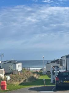 Coastal Retreat! 2-Bed Cabin with Sun, sea, big sky!