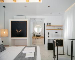 Naxos Black Concept Maisonette