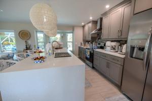 Whimsy-Coastal Close-to-Beach Marco Home