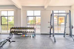 Spacious Fully equipped 1B w king bed, Gym pool