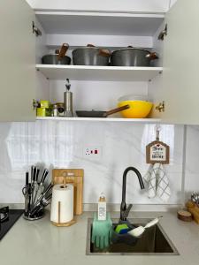 Spacious Fully equipped 1B w king bed, Gym pool