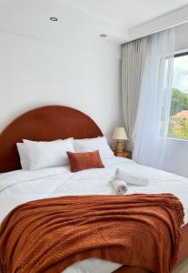 Spacious Fully equipped 1B w king bed, Gym pool