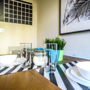 Tudors eSuites - 4 Bedroom Central House with Driveway - #6G