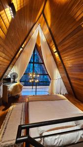 Aframe romântico de luxo na serra Cabana Aguimô