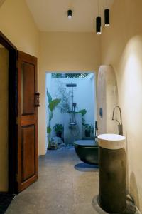 Kash Beach Villa, Varkala - Steps from Odayam Beach