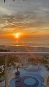 Praia Grande - Costa do Sol pé na areia frente mar