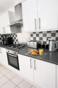 Stylish 5-Bed house perfect for Contractors and Families, fast Wi-Fi, Sky Sports, Sky Cinema & Netflix included, Ninja Air fryer in kitchen and free parking