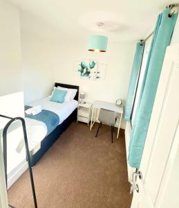 Stylish 5-Bed house perfect for Contractors and Families, fast Wi-Fi, Sky Sports, Sky Cinema & Netflix included, Ninja Air fryer in kitchen and free parking