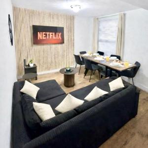 Stylish 5-Bed house perfect for Contractors and Families, fast Wi-Fi, Sky Sports, Sky Cinema & Netflix included, Ninja Air fryer in kitchen and free parking