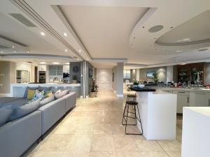 Luxurious beach penthouse in the heart of Humewood