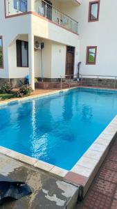 Lux 9pax Family Villa with Pool Aircon Near Beach