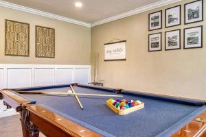 Spacious Home with Hot Tub Game Room Fire Pit Fun-Family Friendly