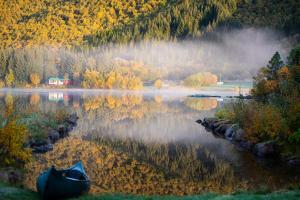 Arctic photo retreat Lofoten - lakehouse Bjørkly