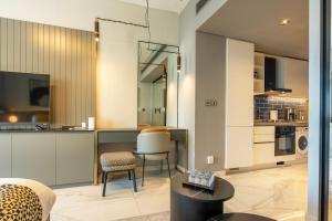 MAG318, Modern Studio Apartment with Great Amenities and Canal View, 5min Walk to Dubai Mall