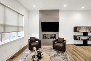 Luxury Townhouse with Fireplace Rooftop Deck Close to Downtown-Family Friendly