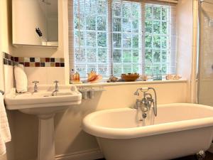 3 bedroom house in Ironbridge with river views