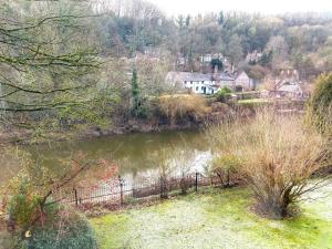 3 bedroom house in Ironbridge with river views