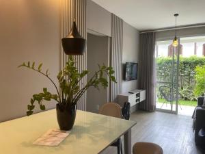 Apartamento ensolarado e com muito verde - Sunny apartment with lots of greenery