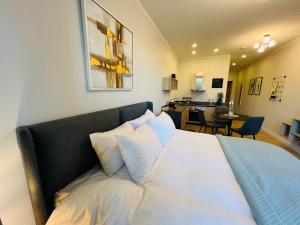 Comfy apartment with a balcony by the sea