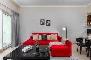 Maison Privee - Comfortable Downtown Apartment with City Skyline Vws