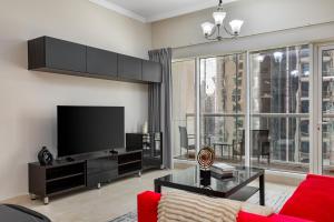 Maison Privee - Comfortable Downtown Apartment with City Skyline Vws
