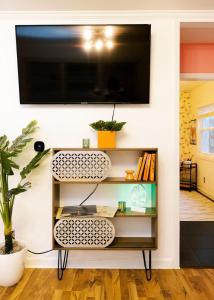 Indy Palm Pad with Patio & Tiki Bar-Mid-Century Charmer-Family Friendly