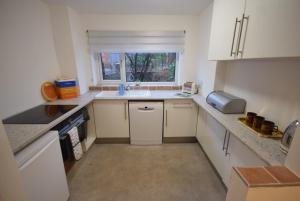 Cosy 2BDR House with Driveway Near Manchester