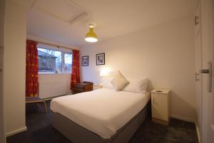 Cosy 2BDR House with Driveway Near Manchester