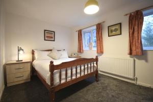 Cosy 2BDR House with Driveway Near Manchester