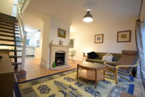 Cosy 2BDR House with Driveway Near Manchester