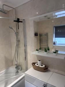 Cozy 2Bed Home Train, highway & Free Parking