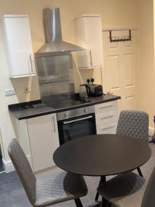 Cozy 2Bed Home Train, highway & Free Parking