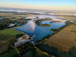 Kis vízparti házikó